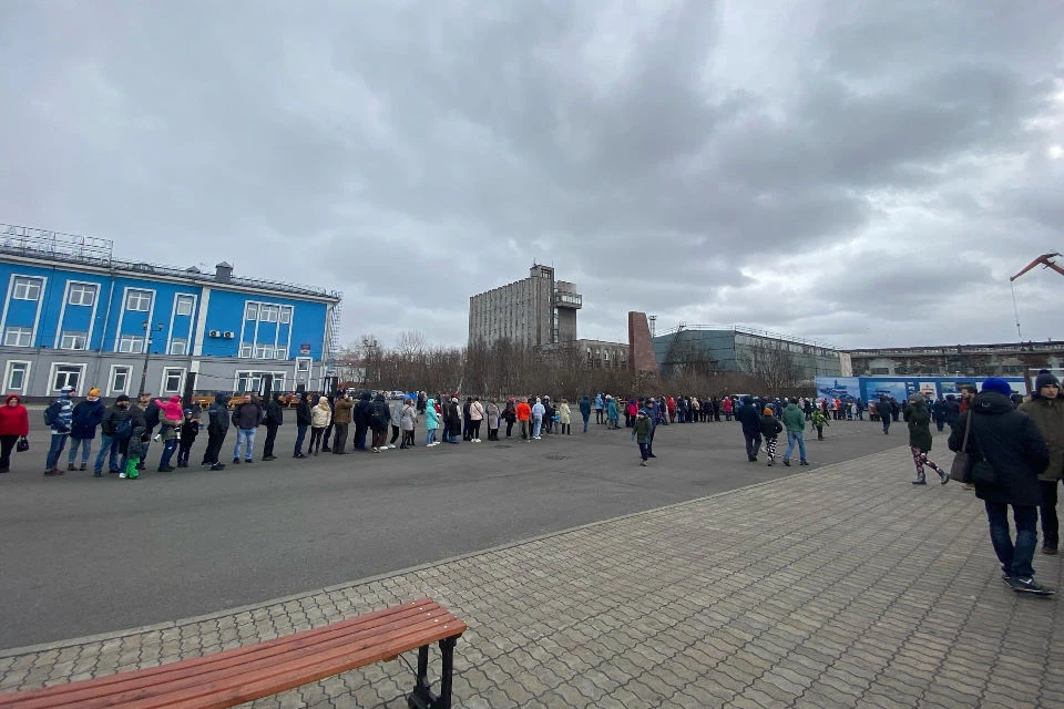 Чтобы попасть на подлодку, нужно выстоять огромную очередь.