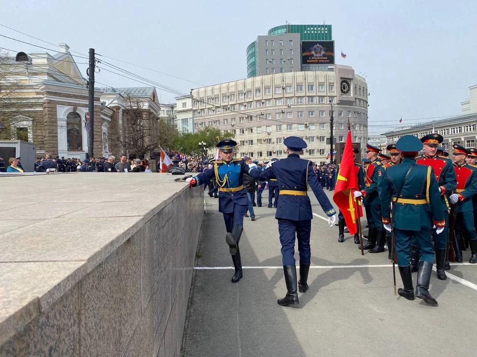 На площади Революции уже идут последние приготовления