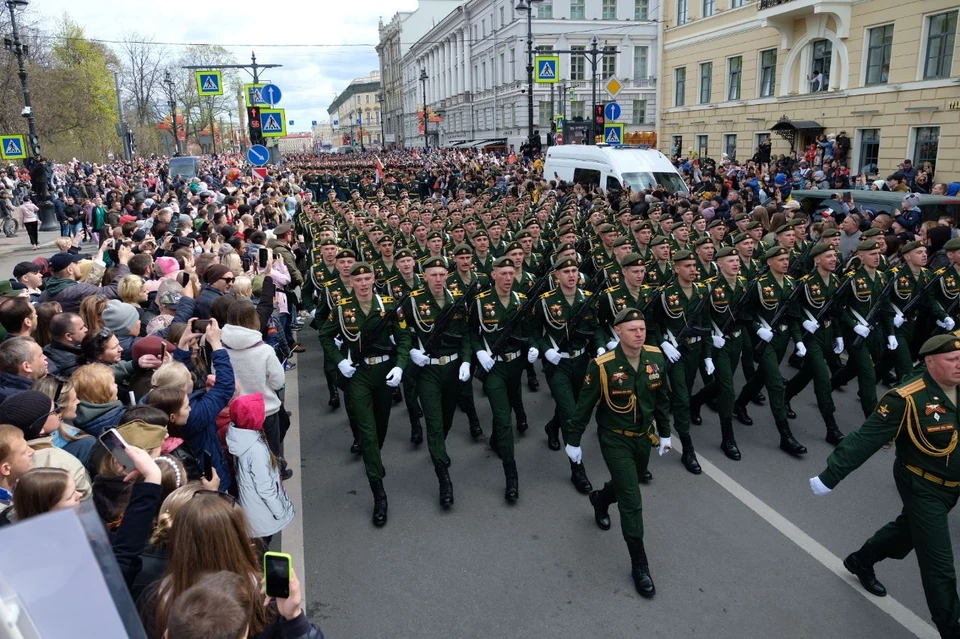 Передачи на сегодня спб победа. Парад Победы 2022 Дворцовая площадь. Парад в СПБ 2022. Парад в Питере. Парад на Дворцовой.