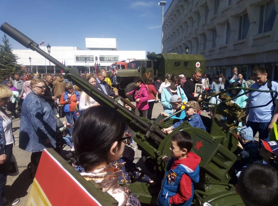 На выставке сегодня не протолкнуться от посетителей, благо и погода выдалась – что надо, сухо, тепло и солнечно.
