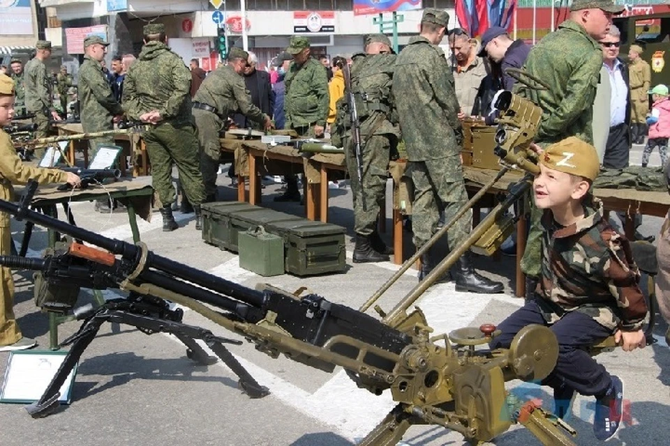 В центре Луганска открылась выставка военной техники и вооружения. Фото: ЛИЦ