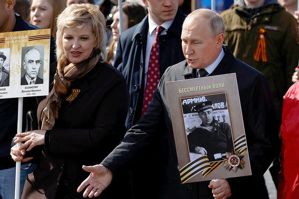 Президент Путин принял участие в шествии "Бессмертного полка" в Москве.