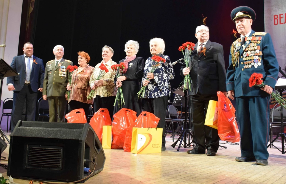 Перед началом концерта руководители РНПК вручили ветеранам памятные подарки.