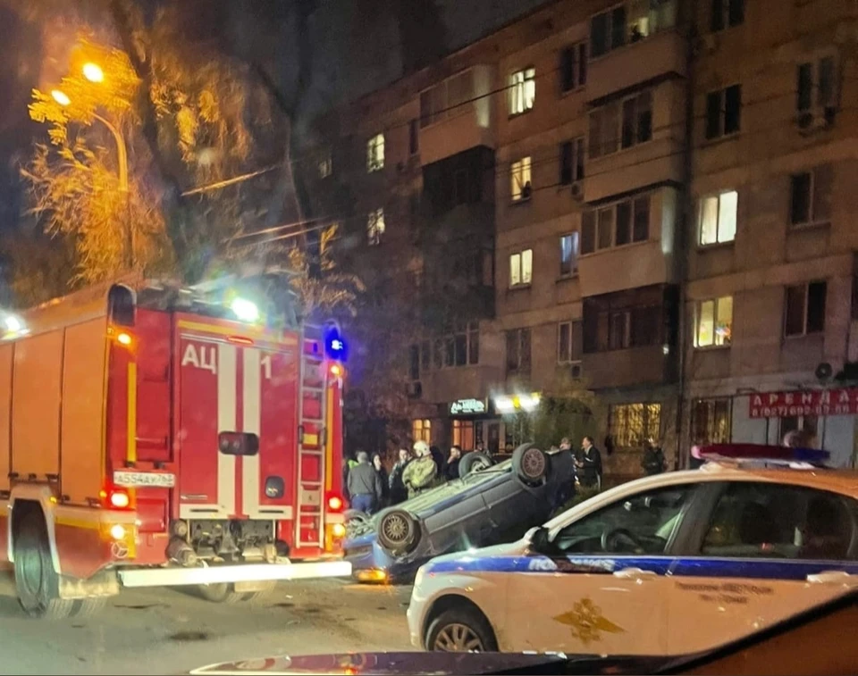 Машина перевернулась рядом с жилым домом. Фото: "ДТП Самара | Тольятти"