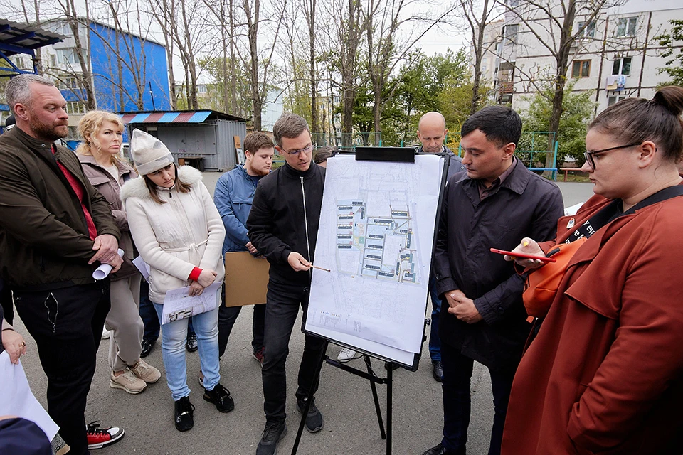 На встречу пришли архитекторы, председатель гордумы и депутат.