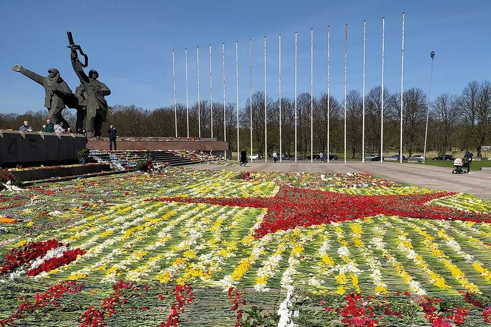Цветы у монумента Освободителям Риги 12 мая 2022 г.