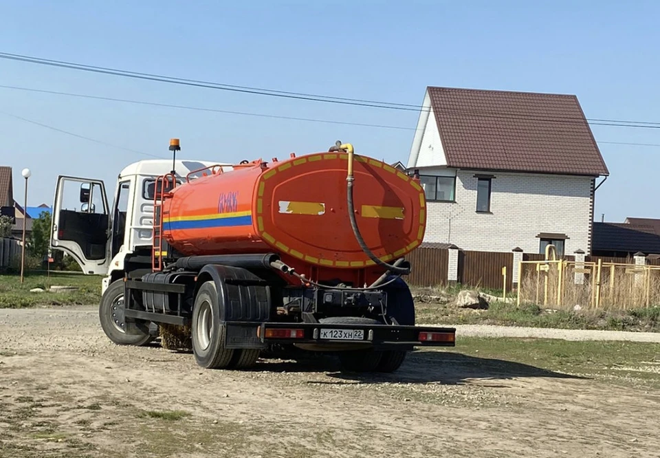 В летний период, когда разбор воды увеличивается, напор воды в части домов микрорайона снижается