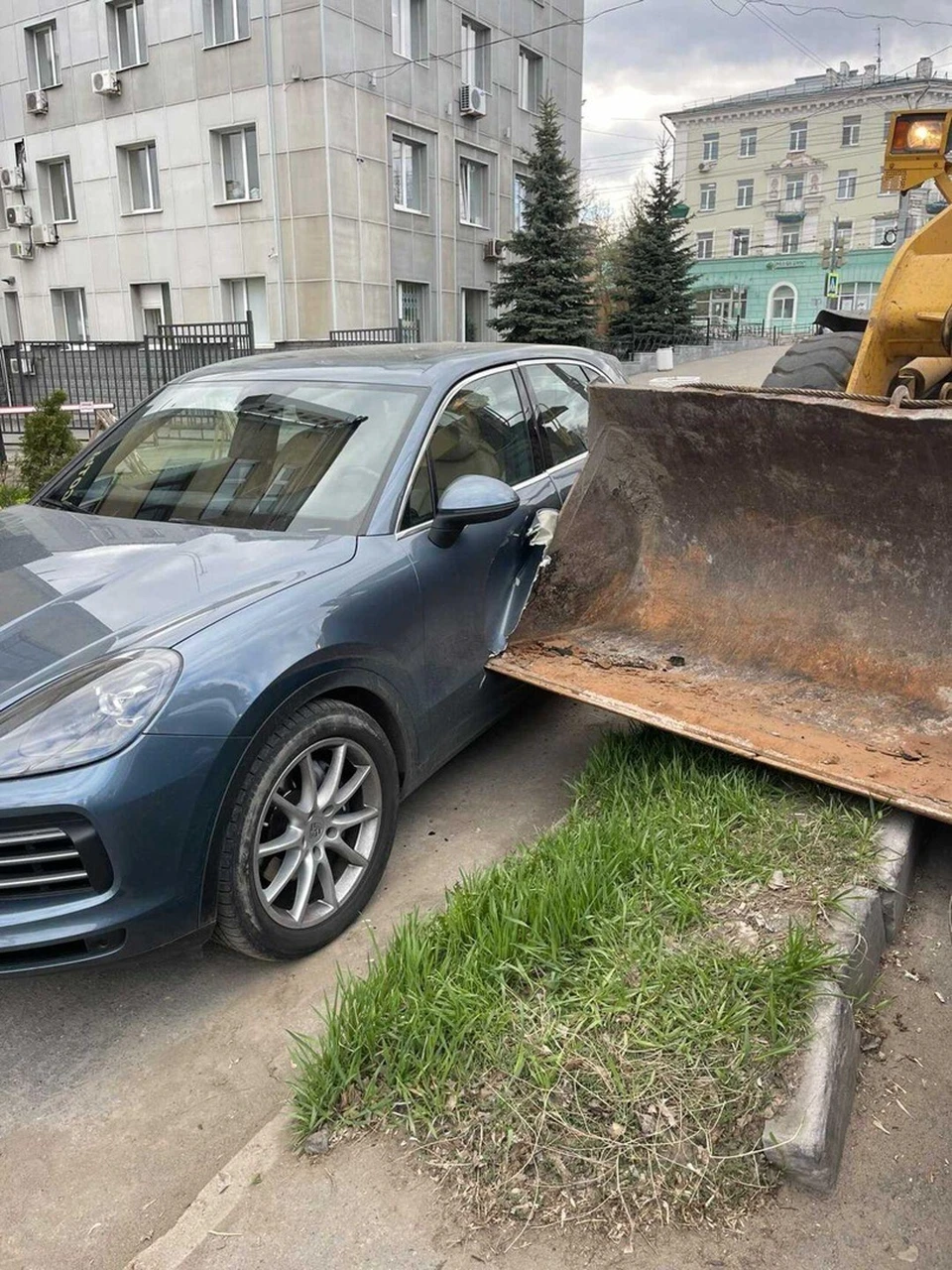 В Ижевске экскаватор помял переднюю дверь иномарки. Фото: очевидец