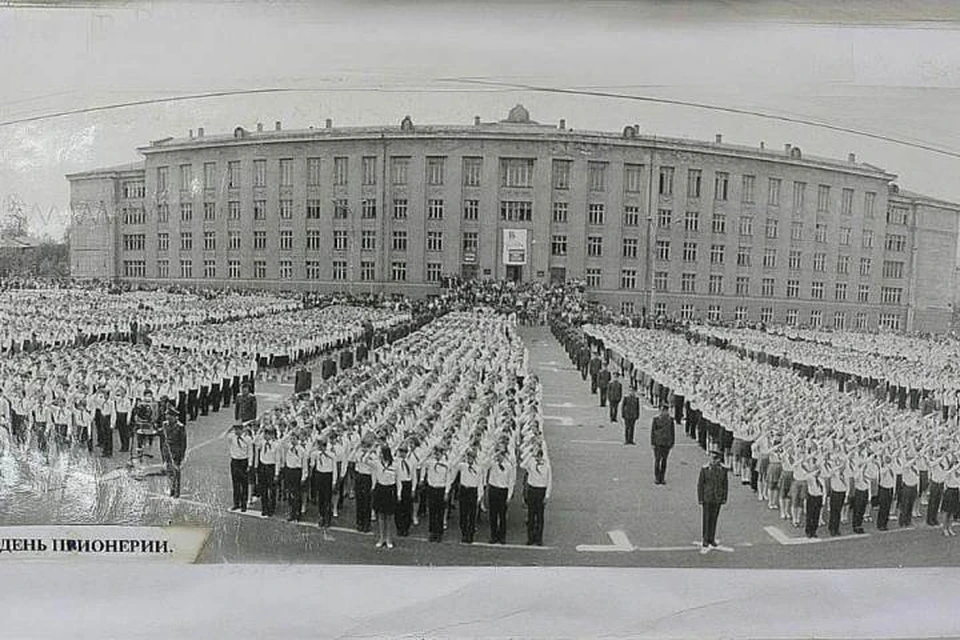 Парад пионеров на Октябрьской площади в Перми, 1972 год. Фото Николая Чупина.