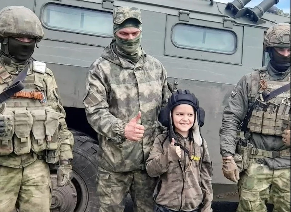 Алеша Павличенко - друг российских солдат. Фото: скриншот видео.