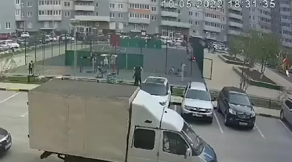 В Тюмени мужчина напал на мальчика, который развлекался на детской площадке.