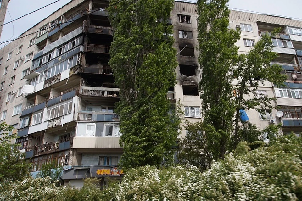 В разбитом городе постепенно налаживается мирная жизнь. Впереди - процесс восстановления