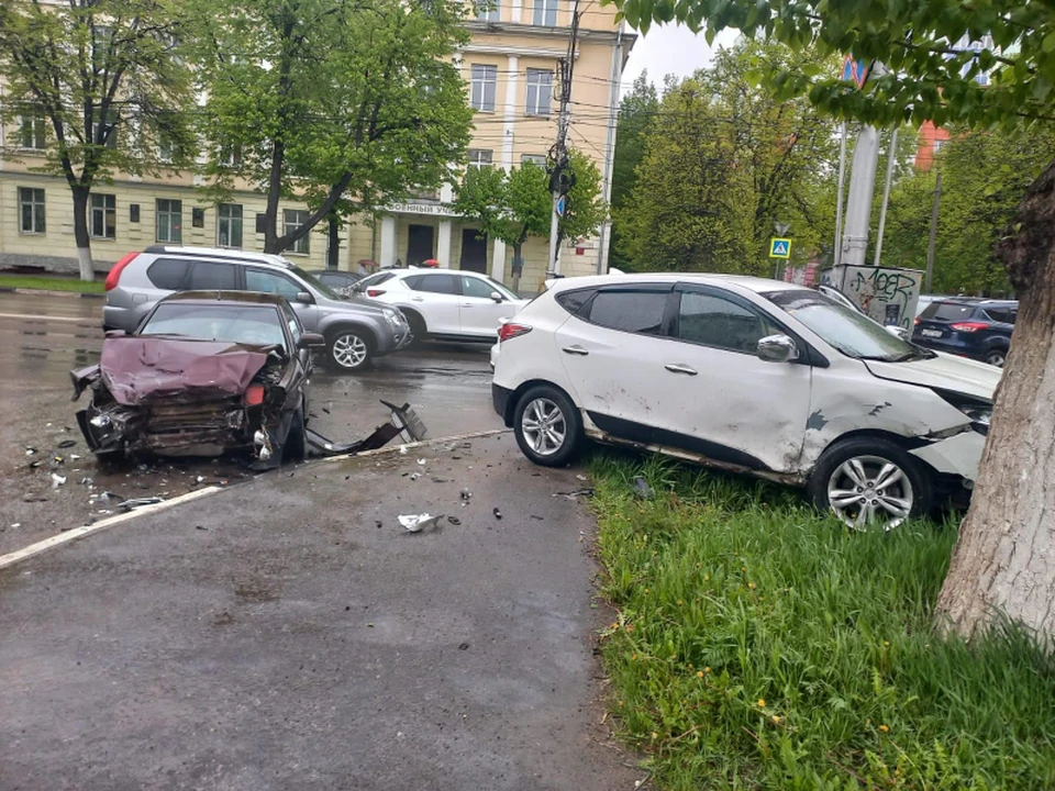 На улице Циолковского в Рязани 17 мая случилось серьезное ДТП с участием автомобилей Hyundai и «Лада Приора».
