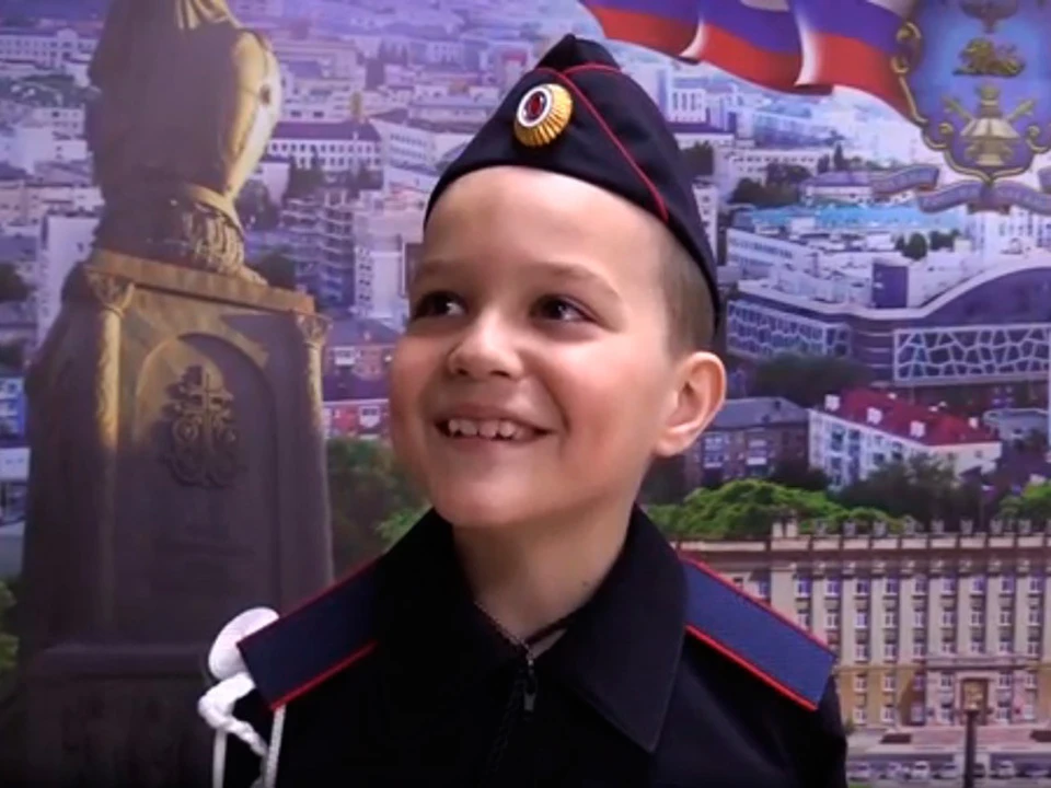 Маленький патриот примерил кадетскую форму. Фото: скриншот видео.