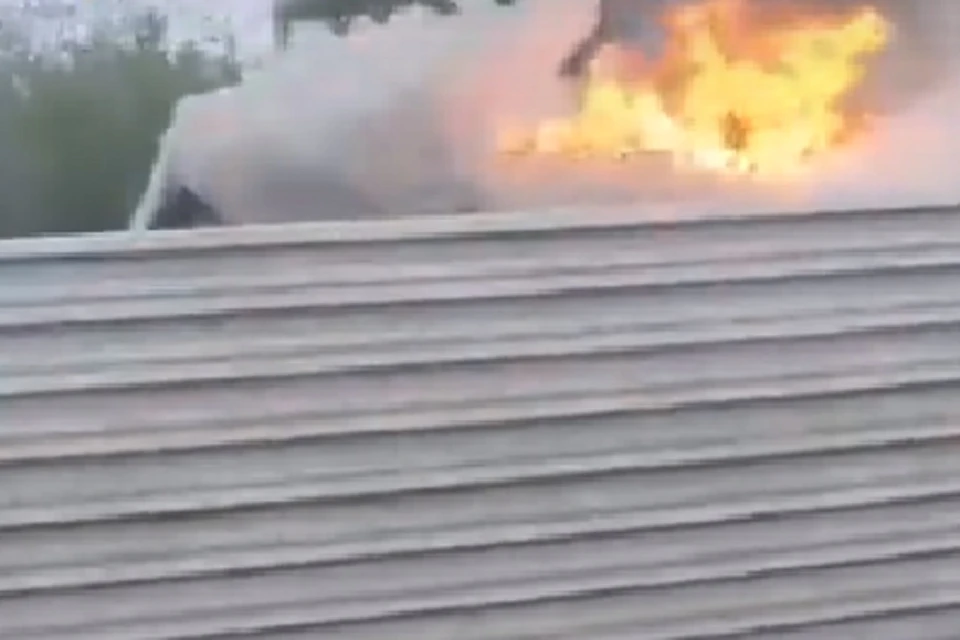 Видео горящего склада в Октябрьском районе Новосибирска появилась в соцсетях. Фото: стоп-кадр.