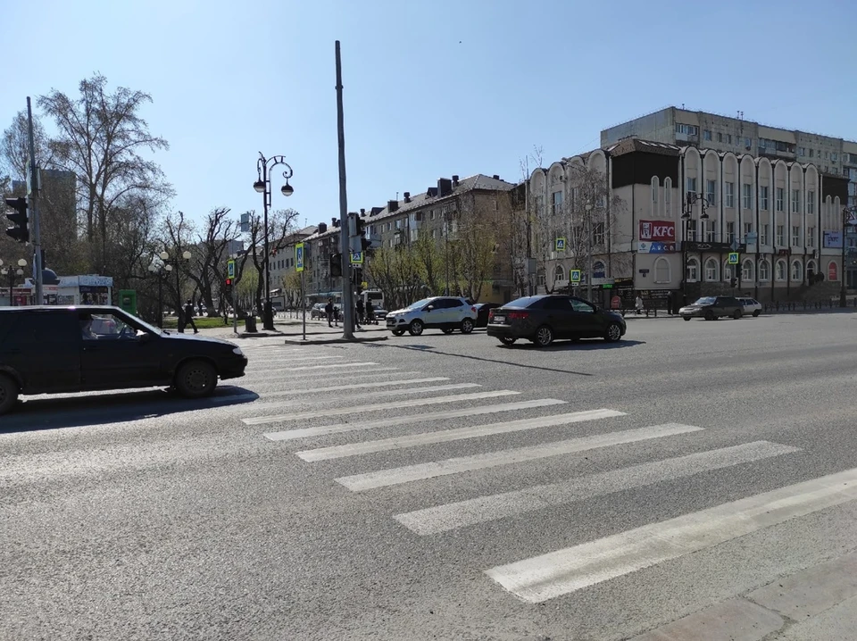 На дорогах Тюмени обновляют дорожную разметку.
