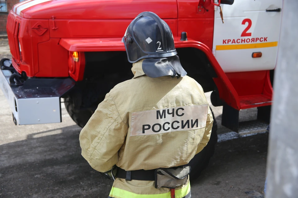 В Красноярске на Глинки загорелся автотехцентр