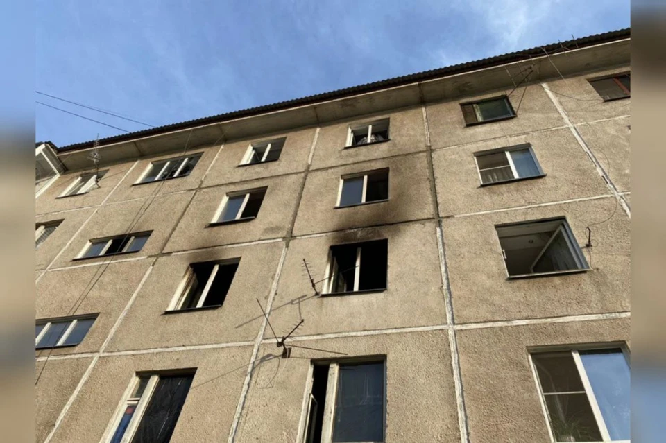 В Красноярске спасаясь от пожара с третьего этажа выпал обгоревший мужчина. Фото: СК по Красноярскому краю