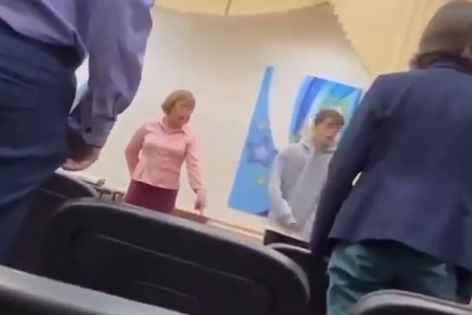 В Петербурге учительница потребовала ученика встать перед ней на колени и извиниться. Фото: СОЦСЕТИ