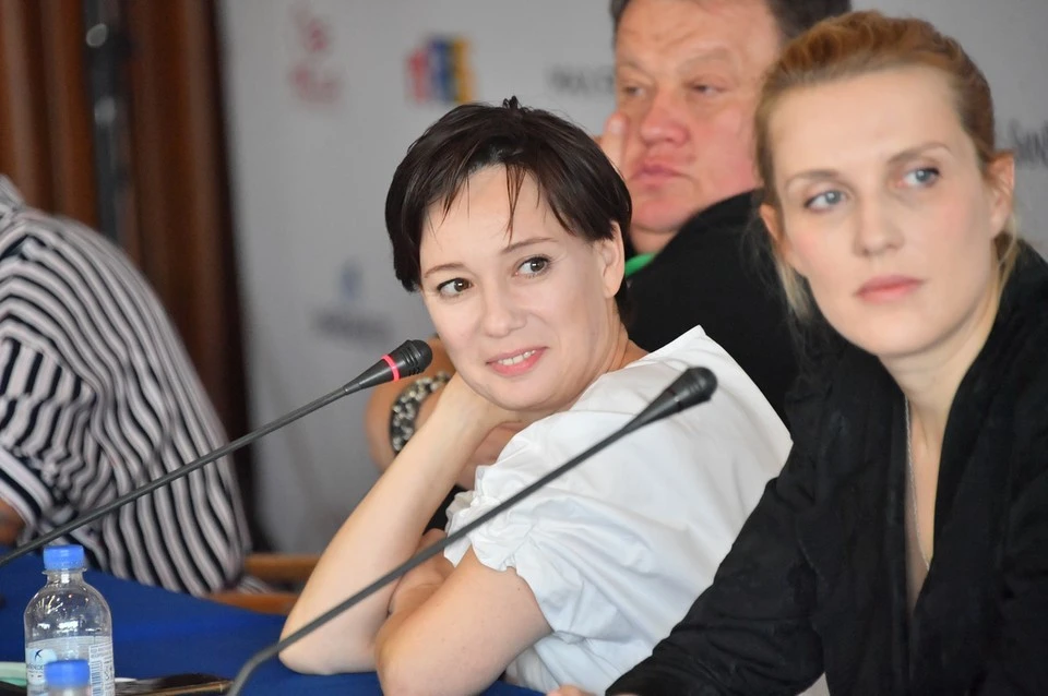 Пока Чулпан сосредоточена на репетициях, российские коллеги актрисы активно комментируют ее деятельность