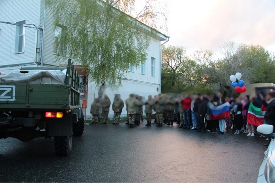 Родственники встречали ребят у ворот части.
