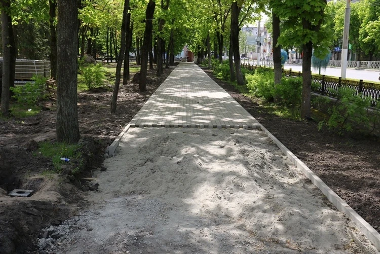В Брянске в парке «Юность» на аллеях укладывают тротуарную плитку