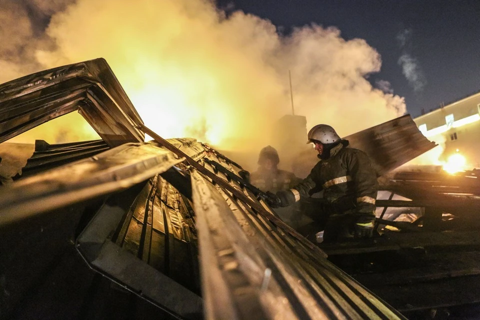 В Приморье пожарные потушили возгорание частного дома и построек