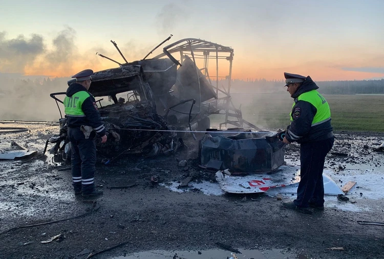Под Екатеринбургом столкнулись три грузовика: один водитель сгорел заживо