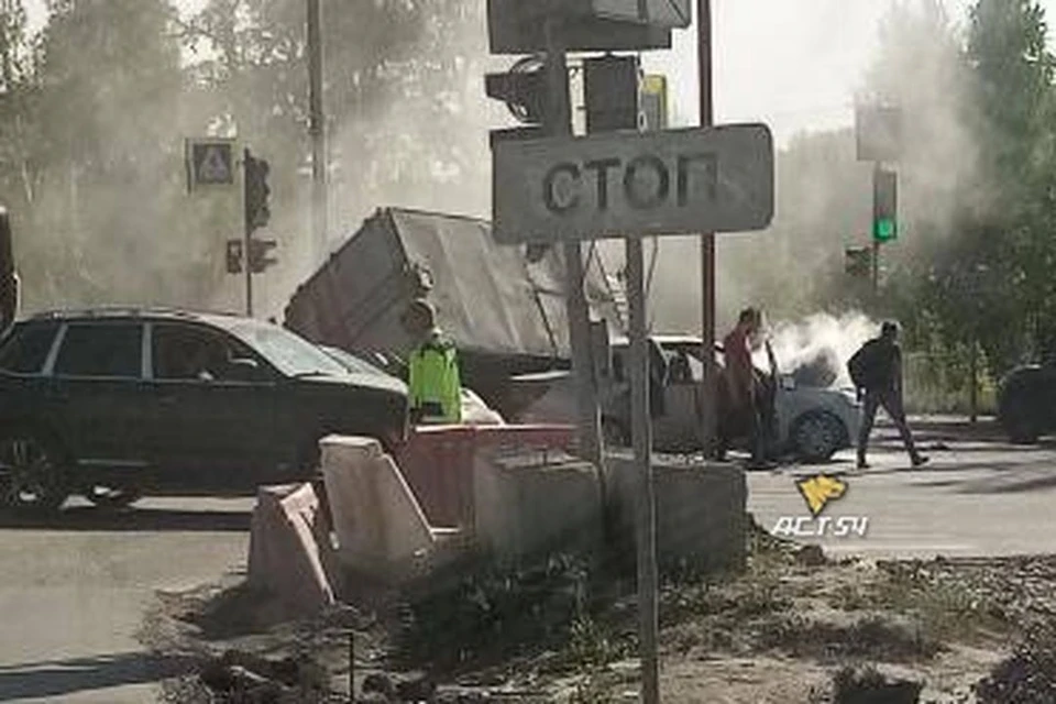 В Новосибирске седан загорелся после ДТП с грузовиком