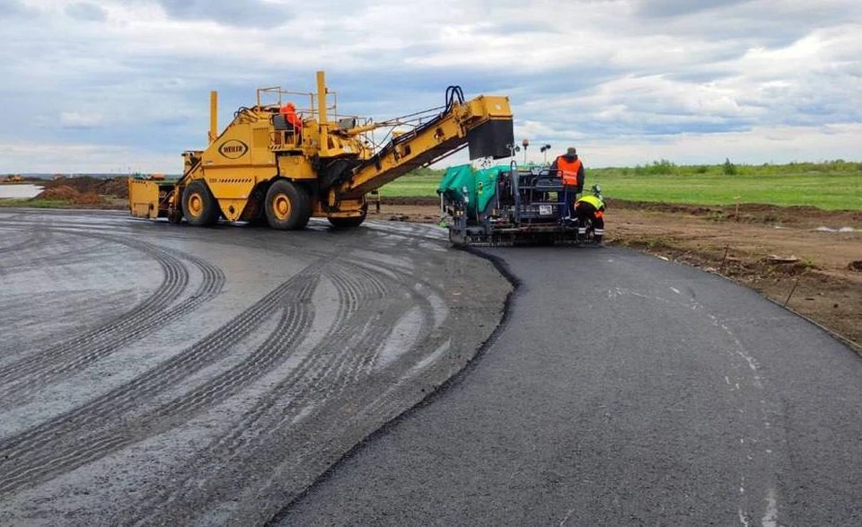 На первом участке в 500 метров уложены 5 слоев асфальта