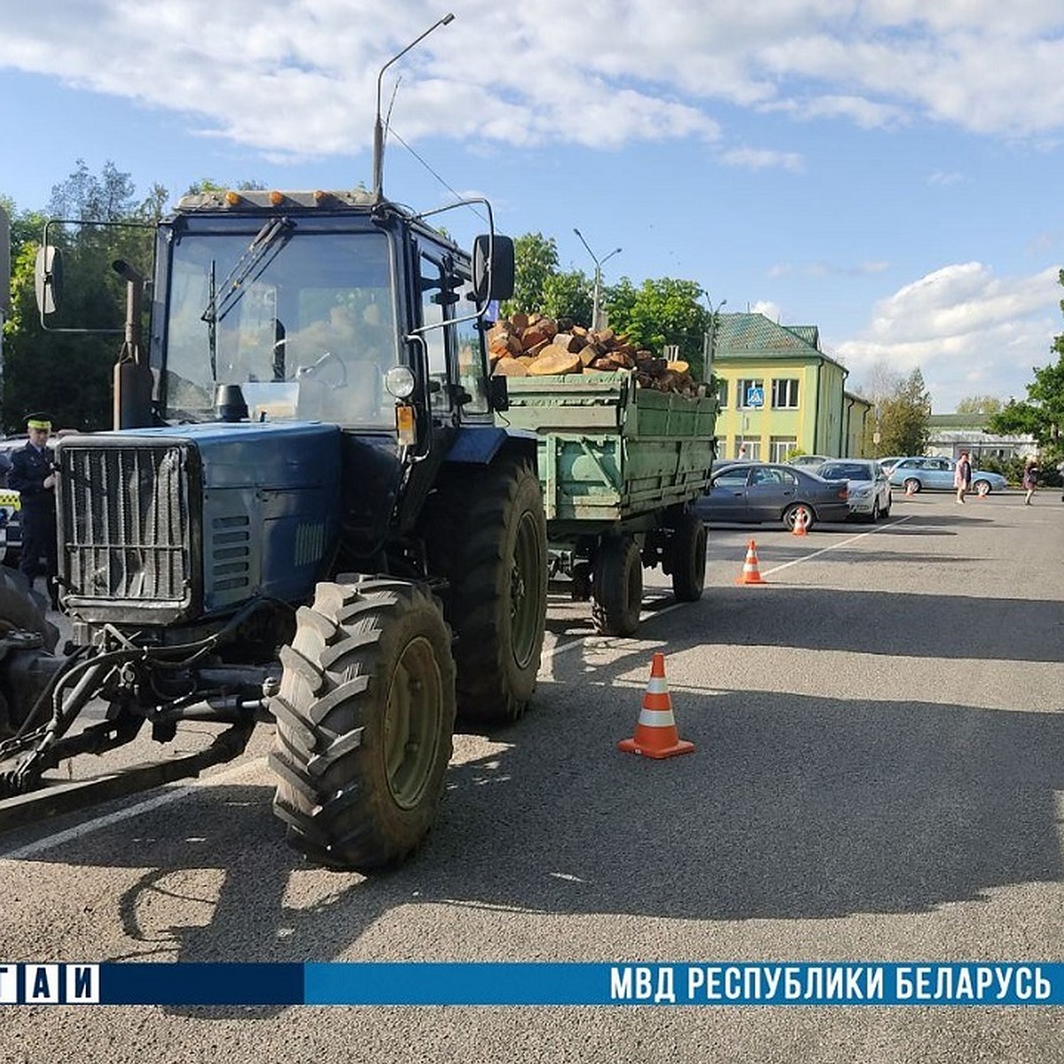 Белоруска погибла под колесами трактора, спасая выбежавшего на дорогу  2-летнего сына - KP.RU