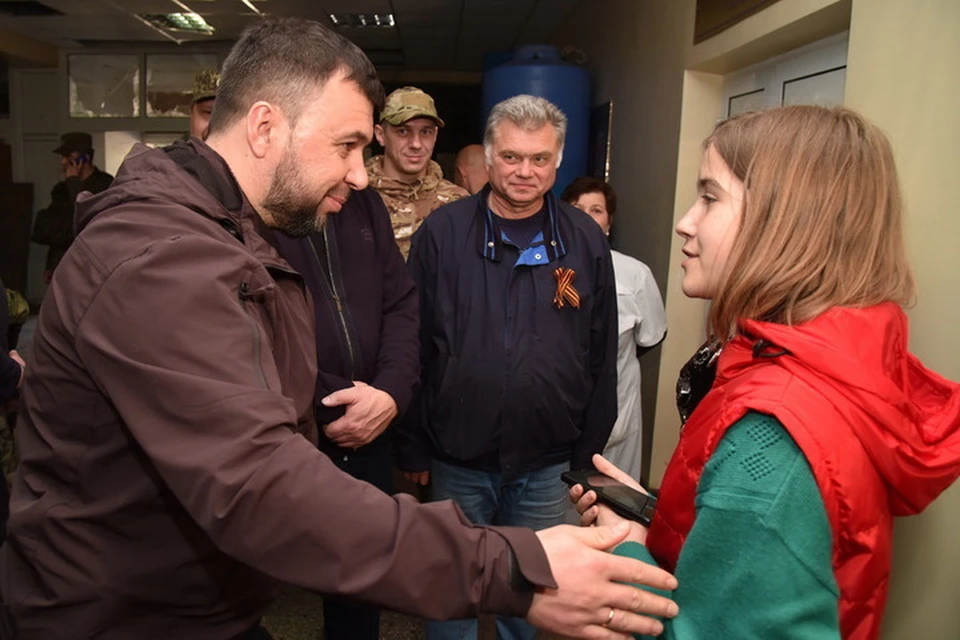Глава ДНР Денис Пушилин (слева) вместе с мэром Мариуполя Константином Иващенко посетили открывшуюся в городе больницу. Фото: АГ ДНР