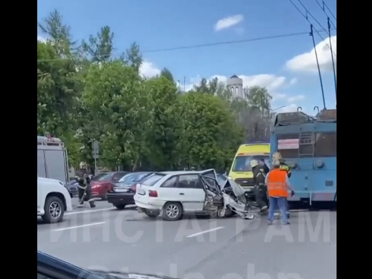 В Туле на улице Первомайской Opel врезался в троллейбус: пострадала  водитель иномарки - KP.RU