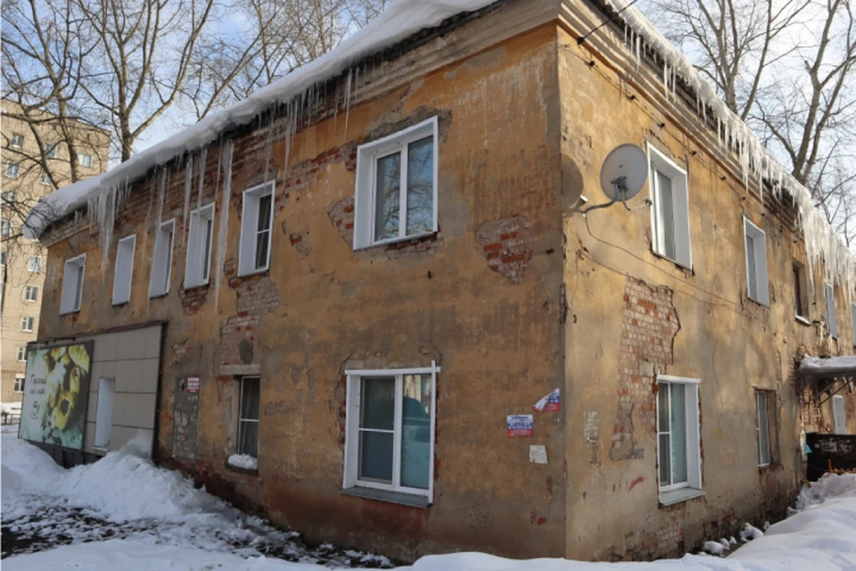 Крыша дома прохудилась еще зимой, под весом снега, который ни разу не убирали. Фото: ОНФ Кировской области
