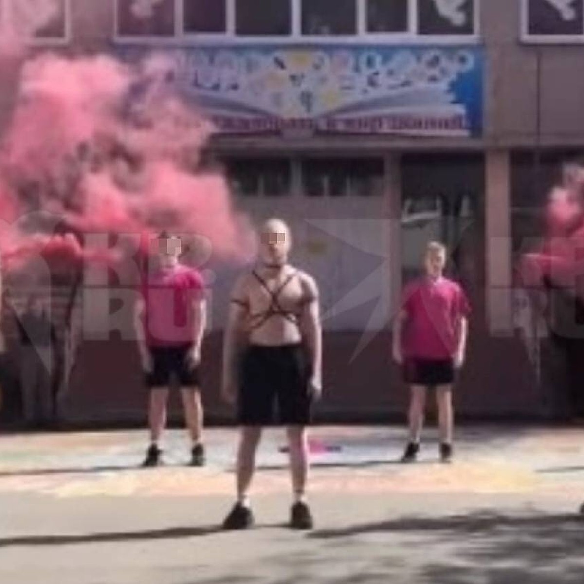 Никакой пропаганды геев не было»: Лицей №12 в Екатеринбурге обвинили в  ЛГБТ-танце на Последнем звонке - KP.RU