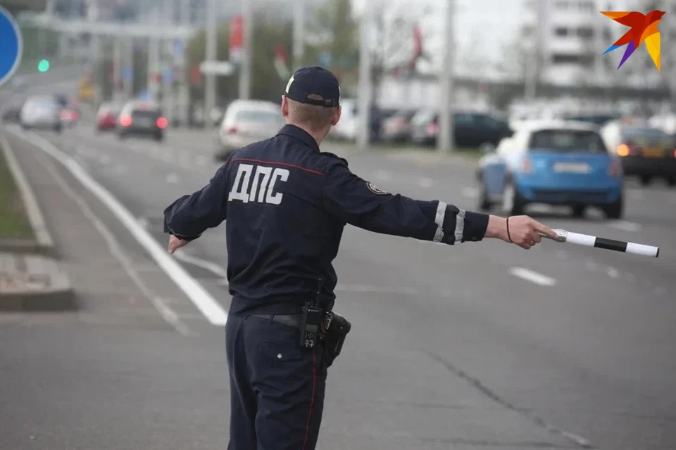 Милиционер остановил 14-летнего подростка за рулем авто. Снимок используется в качестве иллюстрации.
