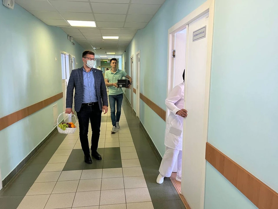 Антон Иванов проведал ребенка в больнице. Фото из телеграм-канала Антона Иванова.
