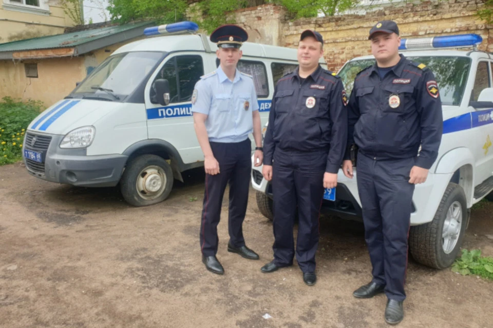 Полицейские-огнеборцы. Фото: УМВД по Тверской области