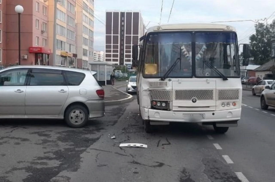 В Томске в ДТП между иномаркой и автобусом пострадала девушка.