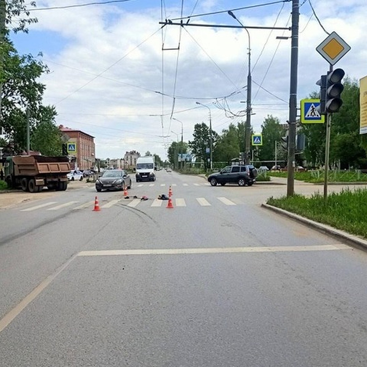 В Йошкар-Оле «КАМАЗ» сбил женщину, которая переходила дорогу по «зебре» -  KP.RU