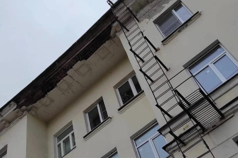 Карниз дома культурного наследия разрушается. Фото: vk.com/murmanskgroup