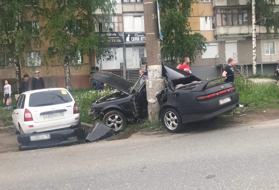 Машина буквально «намоталась» на столб. Фото: Руслан Хамедьянов, ИГГС