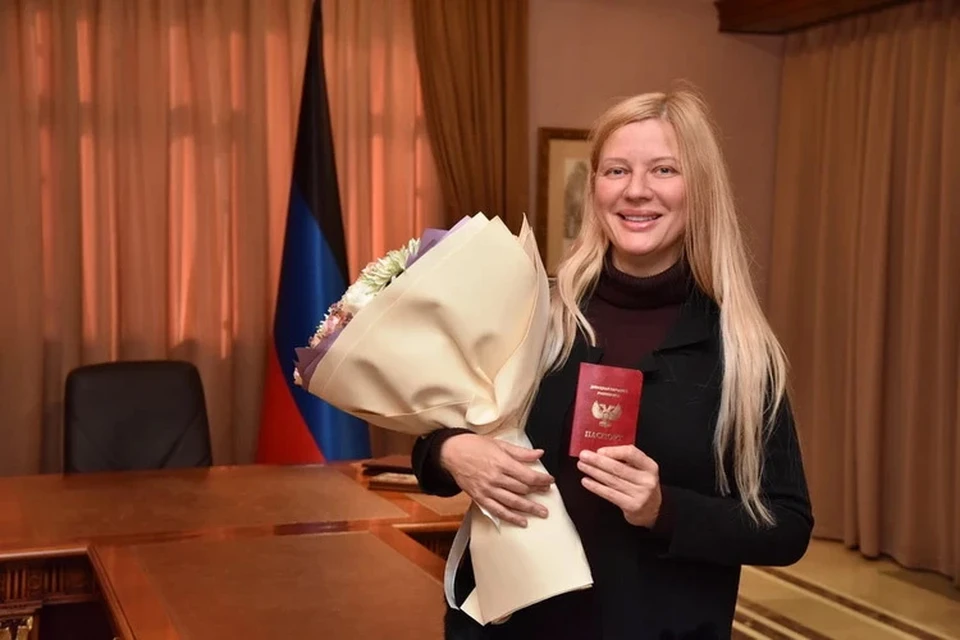 Валентина Лисица с паспортом гражданина ДНР.