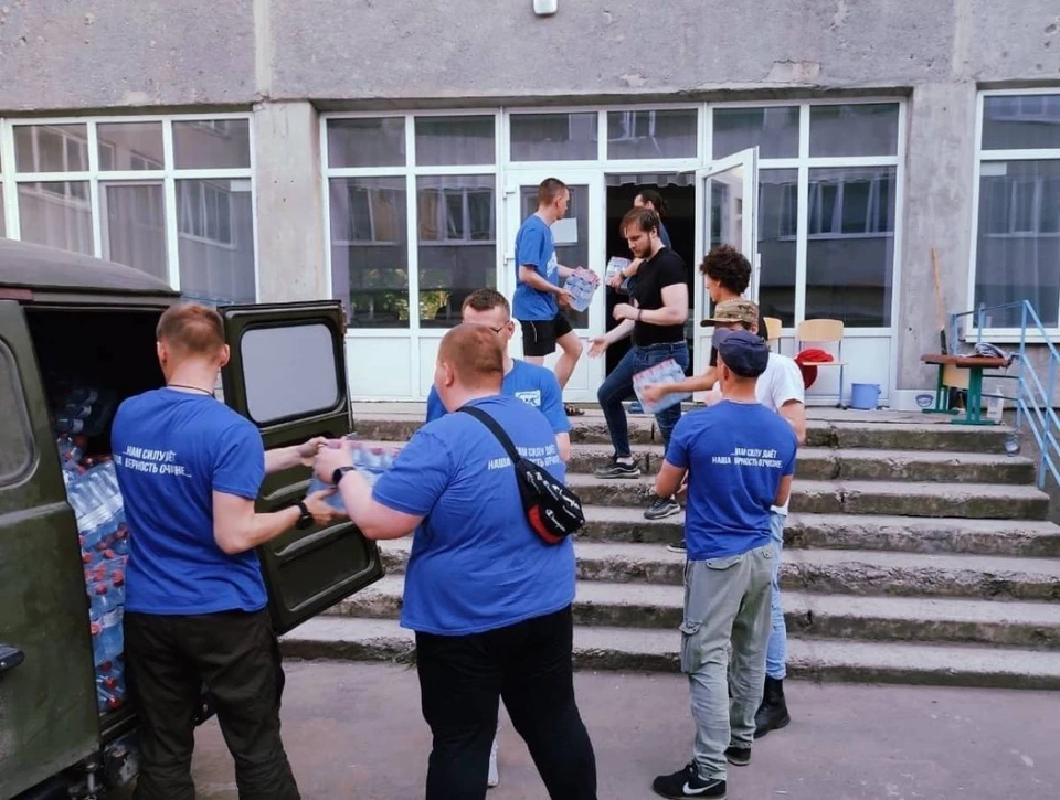 Смоленские волонтеры помогают восстанавливать мирную жизнь в Мариуполе. Фото: smolensk.er.ru.