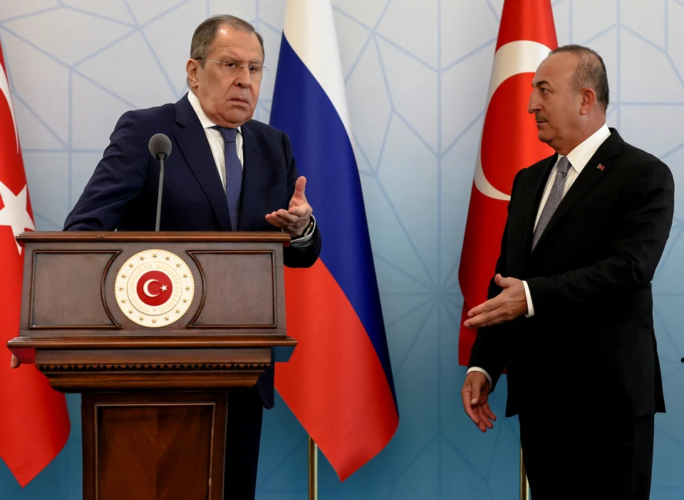 Главы МИД РФ и Турции Сергей Лавров и Мевлют Чавушоглу во время пресс-конференции по итогам переговоров.