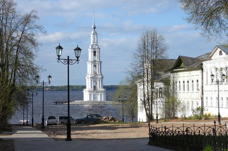 Набережная в Калязине с видом на знаменитую колокольню в воде. Фото: VK/Администрация Калязинского района
