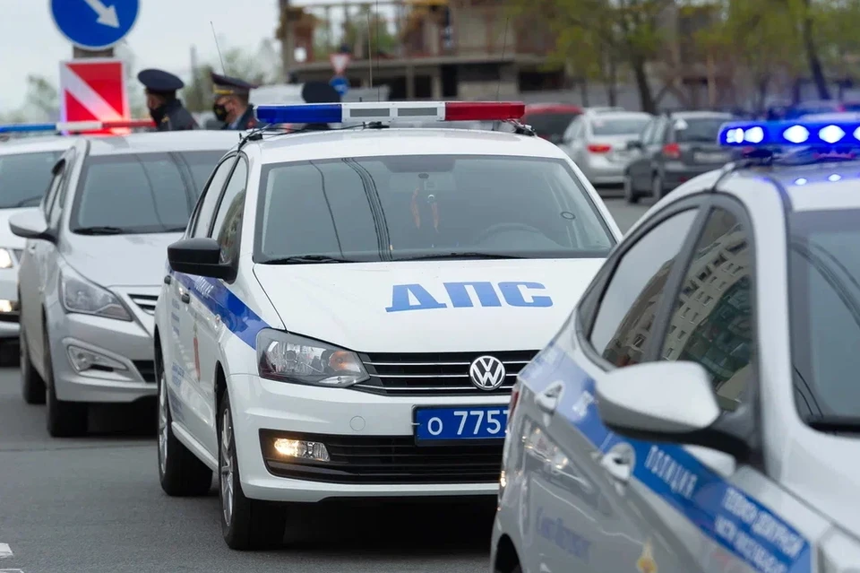 В Сосновом Бору в Ленобласти автомобиль сбил двух детей на самокате, переезжавших дорогу по "зебре".