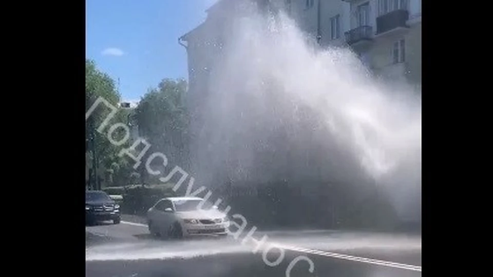 В Самаре на Волжском проспекте забил коммунальный фонтан. Фото - скриншот
