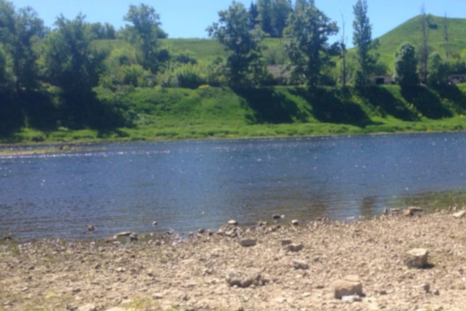 В городе Красный холм в реке нашли тело женщины.