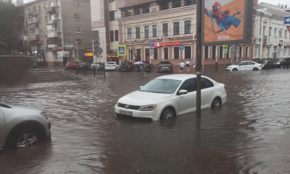 Так ехали машины во время дождя в самом центре Воронежа.